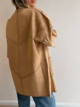 Kimono de línea italiana efecto gamuza color tostado, de diseño oversize con recortes y pespuntes decorativos a contratono.
