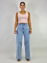 Pantalón de jean celeste de corte ancho y tiro alto.