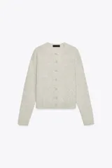 Chaqueta de lana 100% color gris claro, con cuello redondo, manga larga y cierre frontal con botones.