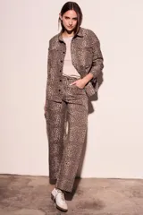 Sobrecamisa de algodón con estampado animal print, corte recto, cuello camisero, cierre frontal con botones y mangas largas con puños abotonados.