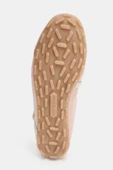 Bailarina deportiva de estilo casual confeccionada en material con efecto satinado color rosado. Presenta tiras elásticas cruzadas en el empeine con cierre de hebilla ajustable, punta redonda y suela de goma flexible.