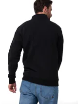 Buzo negro de corte clásico con cuello alto y cierre frontal parcial. Presenta logo vertical grabado en el pecho, bolsillo frontal tipo canguro y puños y cintura de punto elástico.