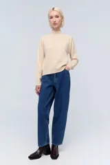 Sweater gris de lana con cuello alto.