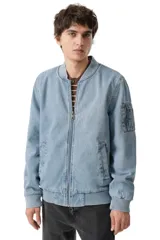 Campera tipo bomber confeccionada en denim lavado, con cierre frontal, cuello, puños y ruedo en tejido rib elástico. Presenta bolsillos laterales y un bolsillo utilitario con cierre en la manga izquierda.