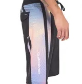 Boardshort Quiksilver Highline de 22 pulgadas de largo, color negro con cintura fija, cordón de ajuste y paneles laterales con estampado de puntos en tonos degradados.