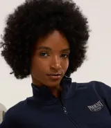 Campera azul marino de algodón con forro de polar, cierre frontal con cremallera, cuello alto y puños elásticos. Estampa con la palabra "Phoenix" en el pecho.