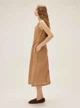 Vestido midi negro de lino con escote en V, sin mangas, de corte recto y holgado, con detalle de estampa abstracta en el lateral inferior.