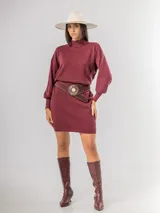 Faja de gamuza color bordó con tachas metálicas doradas en los bordes y hebilla circular grande con diseño calado y piedra central.