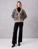 Cardigan de punto con estampado animal print, escote en V y cierre frontal con botones. Presenta puños y ruedo acanalados, con un diseño de calce holgado.