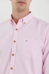 Camisa de vestir blanca de manga larga, con cuello abotonado, bolsillo frontal y botones en tono madera.