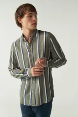Camisa de mangas largas con estampado a rayas verticales en tonos verde oliva, blanco y azul. Corte regular y logo bordado en el pecho. Confeccionada en viscosa.