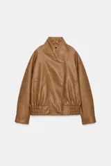 Chaqueta bomber ZW Collection confeccionada en tejido efecto piel de color marrón. Cuenta con cuello subido, manga larga con puño y botón a presión, bolsillos delanteros y bajo recto elástico. Cierre frontal cruzado con botones a presión.