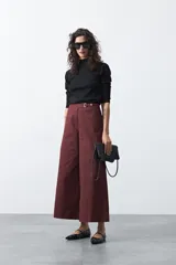 Pantalón wide leg de corte sastrero, color negro, con cintura de tiro medio y diseño de pernera amplia y relajada.