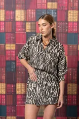 Pollera corta de tiro alto con estampado animal print tipo cebra, con bolsillos delanteros aplicados.