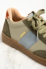 Zapatillas bajas de cuero color verde oliva, beige y celeste con suela marrón.