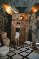 Chaleco negro de vestir, sin mangas, con escote en V y cierre frontal de botones.