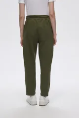 Pantalón tipo babucha de corte recto, confeccionado en tejido con felpa, con cintura elástica y cordón de ajuste frontal.