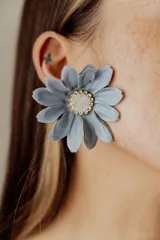 Caravanas de flor de tela color azul celeste, con centro de resina blanca y strass.