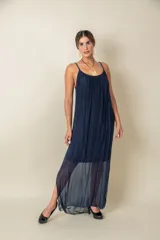 Vestido largo azul marino de seda italiana, con breteles finos ajustables, tajos laterales y forro corto.