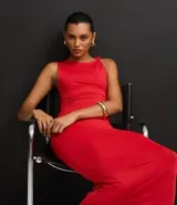 Vestido midi rojo, ajustado al cuerpo, sin mangas, con escote redondo y detalle de fruncidos en el torso.
