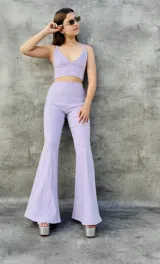 Pantalón Oxford de tiro alto, color rojo, con corte ajustado en la parte superior y acampanado en la parte inferior.