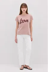 Remera de manga corta color rosado con cuello redondo a la base y estampado frontal con la palabra "Love" en tono bordó.
