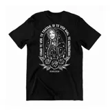 Remera negra de algodón con estampa gráfica en color blanco en la espalda. El diseño presenta una ilustración estilo tatuaje de Mirtha Legrand con manto, rodeada por la frase 'Como te ven, te tratan. Si te ven mal, te maltratan' y decorada con rosas en la parte inferior.