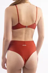Top de bikini color ladrillo con escote recto, tirantes finos y tejido brillante.