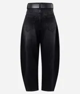 Pantalón baggy balloon de jean negro, de tiro medio con bolsillos delanteros y traseros, recortes estructurales y botamanga ajustada. Incluye cinto de poliuretano con hebilla metálica.