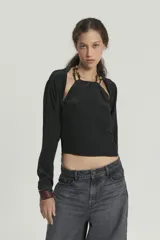 Top negro de crepe viscosa con mangas desmontables y breteles con piedras.