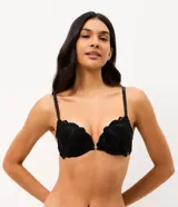 Soutien push up de poliamida negra, con tazas recubiertas de tul transparente y bordado geométrico, breteles regulables y cierre posterior.