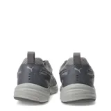 Championes Puma Milenio Tech Lt de color gris, con diseño de inspiración retro, parte superior de malla transpirable y detalles superpuestos en material sintético con la característica franja lateral de la marca en tono plateado. Cuenta con cordones grises y suela de goma amortiguada.