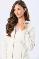 Campera de polar azul con cierre frontal, capucha integrada y bolsillos laterales. Presenta un diseño entallado con logo bordado en el pecho.