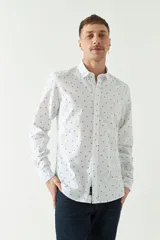 Camisa de manga larga con estampado de figuras geométricas en tonos beige y negro, confeccionada en tejido estilo lino.