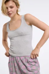Musculosa rib color gris claro con escote redondo y corte decorativo bajo el busto.