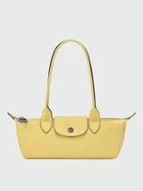 Cartera de hombro pequeña Longchamp de la línea Le Pliage Xtra, color amarillo, de diseño estructurado con doble asa y solapa con cierre de botón a presión.