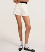 Short de mujer modelo mom de cintura alta, confeccionado en sarga de algodón. Presenta trabillas en la cintura, cierre tradicional, bolsillos y apliques de brillo.