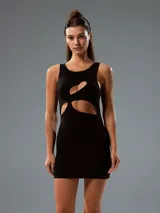 Minivestido negro ajustado al cuerpo, sin mangas y con aberturas asimétricas en el frente.