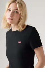 Remera negra de manga corta con cuello redondo y logo rojo de Levi's en el pecho.