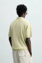 Polo de punto tejido de algodón con efecto lavado, color amarillo pálido. Presenta un calce regular fit, cuello solapa con cierre frontal de tres botones y manga corta.
