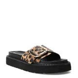 Sandalias planas Miss Carol modelo Milla, con tira ancha en animal print con hebilla metálica dorada decorativa y suela flatform negra.