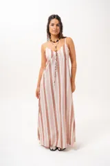 Vestido largo a rayas verticales en tonos rosados, marrones y blancos, con tirantes finos y escote en V.