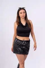 Top blanco con escote halter y espalda descubierta.