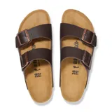 Sandalias Birkenstock Arizona de cuero marrón con dos correas ajustables con hebillas metálicas color cobre.