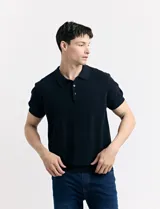 Remera color café de tejido de punto, con cuello polo y mangas cortas.