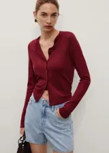 Short de denim celeste de tiro alto, corte recto y diseño de cinco bolsillos con trabillas y cierre frontal de cremallera y botón.