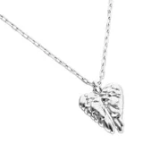 Collar corto plateado con dije de alas.