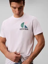 Remera Calvin Klein de manga corta y cuello redondo, color blanco, con diseño de monograma gráfico multicolor en el pecho.