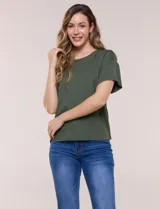 Remera básica de silueta amplia y corte boxy de la marca Cable & Gauge, color verde militar, con cuello redondo y mangas cortas de hombro caído.