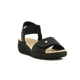 Sandalias de mujer Ramarim con plataforma baja, capellada de tira ancha negra con cierre de velcro y detalle de tachuela metálica dorada. Cuenta con tira elástica en el talón para mayor sujeción y plantilla acolchada en color beige.
